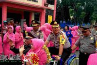 Kapolres Bangkalan AKBP Boby Pa'ludin Tambunan menjadi sopir becak anggota purna Bhakti 