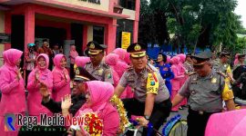 Kapolres Bangkalan AKBP Boby Pa'ludin Tambunan menjadi sopir becak anggota purna Bhakti 