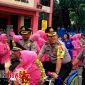 Kapolres Bangkalan AKBP Boby Pa'ludin Tambunan menjadi sopir becak anggota purna Bhakti 