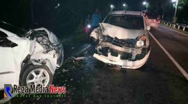 Kedua mobil terlihat rinsek setelah adu jotos