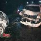 Kedua mobil terlihat rinsek setelah adu jotos