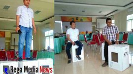 Ketua KPU Fauzan Jakfar bersama Ketua Panwas dan anggota KPU menduduki dan berdiri di atas kotak suara di aula kantor KPU