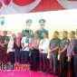 Kapolres Bangkalan AKBP Boby Pa'ludin foto bersama dengan bupati, forkopimda dan akademika usai menandatanagi zona integritas 