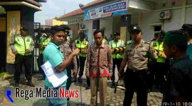Koordinator aksi muhamad syaiful saat di temui Mas Ul staf Dinas pemberdayaan Masyarakat dan Desa