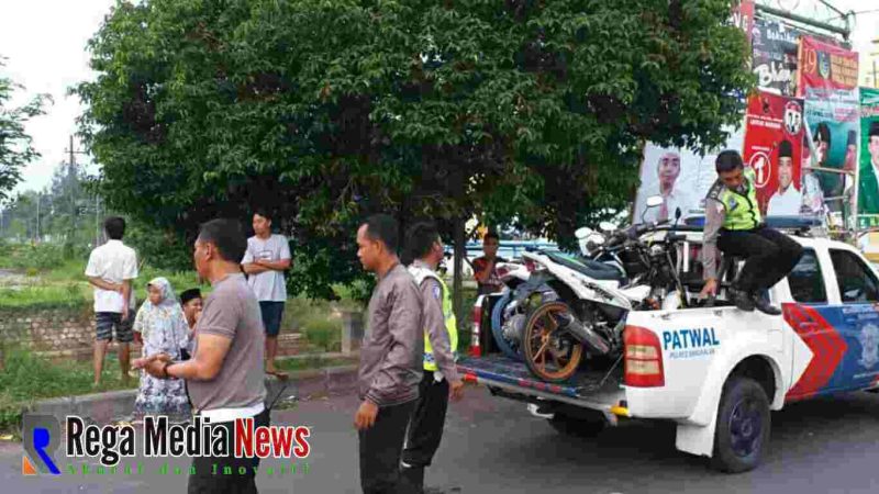 Petugas kepolisian saat mengamankan sepeda motor balap liar