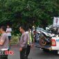 Petugas kepolisian saat mengamankan sepeda motor balap liar