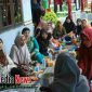 Warga Desa Paeng saat menerima sosialisasi memanfaatkan potensi desa Paeng dari mahasiswa KKN UTM