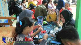 Warga Desa Plakaran saat mengikuti pelatihan kerajinan tas 