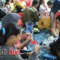 Warga Desa Plakaran saat mengikuti pelatihan kerajinan tas 