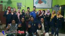 Mahasiswa KKN kelompok 65 Pose bersama pemateri usai acara sosialisasi