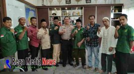 Kapolres Bangkalan, AKBP Boby Pa'ludin Tambunan berpose dengan pengurus DPC PBB Bangkalan