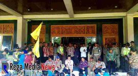 Bupati Bangkalan, Ra Latif saat menerima massa aksi di depan pemkab Bangkalan