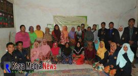KKN 70 UTM Pose bersama warga Desa Brakas