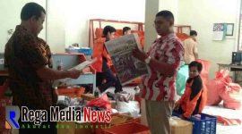 Ketua Bawaslu Bangkalan, Ahmad Mustain Sholeh  saat kroscek Tabloid Indonesia Barokah 