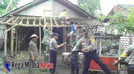 Personel TNI - Polri dan Masyarakat saat kerja bakti bedah rumah
