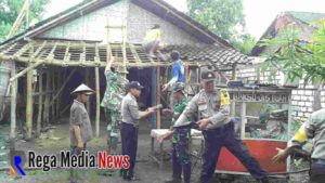 Sinergitas TNI – Polri dan Masyarakat Saat Kerja Bhakti Bedah Rumah Warga