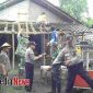 Personel TNI - Polri dan Masyarakat saat kerja bakti bedah rumah