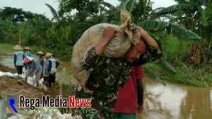 Babinsa Bahu Membahu Bersama Warga Perbaiki Tanggul Jebol Di Desa Sidoarum