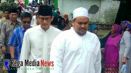 Pengasuh Pondok Pesantren Sambilangan, KH. Shofwan Tadjul Anwar saat mendampingi Sandiaga Uno ziarah ke Makom KH. Abdul Karim