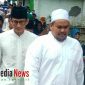 Pengasuh Pondok Pesantren Sambilangan, KH. Shofwan Tadjul Anwar saat mendampingi Sandiaga Uno ziarah ke Makom KH. Abdul Karim