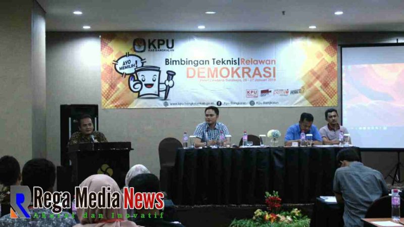 Ketua KPU Bangkalan Moch.  Fauzan Ja'far S. Ag, Divisi Umum keuangan dan Logistik, M. Tajul Anwar, Divisi Teknis, Badrun S.Sos, Divisi SDM dan Partisipasi Masyarakat, Faisal Rahman, SH, saat menghadiri Bimtek relawan Demokrasi di Hotel Cendana Surabaya