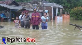 Terlihat ketinggian genangan air menutupi lutut warga.
