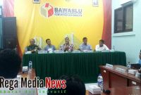 Ketua Bawaslu Bangkalan Ahmad Mustain Sholeh saat membuka ruang diskusi bersama KPU Bangkalan, Kodim 0829, Kantor Pos Bangkalan, Kepolisian, Bakesbangpol, Diskomimfo, Satpol PP, Kemenag, Dewan Masjid, Tim Kampanye Paslon 01 dan Tim Kampanye Paslon 02 di Aula Kantor Bawaslu Kabupaten Bangkalan