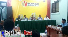 Ketua Bawaslu Bangkalan Ahmad Mustain Sholeh saat membuka ruang diskusi bersama KPU Bangkalan, Kodim 0829, Kantor Pos Bangkalan, Kepolisian, Bakesbangpol, Diskomimfo, Satpol PP, Kemenag, Dewan Masjid, Tim Kampanye Paslon 01 dan Tim Kampanye Paslon 02 di Aula Kantor Bawaslu Kabupaten Bangkalan