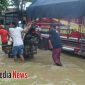 Salah satu pengendara saat membawa kendaraanya menggunakan gerobak