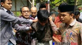 Ach Kusairi dan beberapa pihak kampus Unira saat menggelandang pelaku
