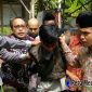 Ach Kusairi dan beberapa pihak kampus Unira saat menggelandang pelaku