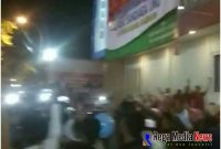 Warga berkerumun hingga didepan hotel bahagia Sampang menyambut kedatangan Sandiaga Uno
