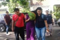 Petugas saat menggelandang terduga pelaku prostitusi online di Jawa Timur
