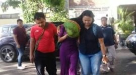 Petugas saat menggelandang terduga pelaku prostitusi online di Jawa Timur