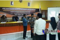 Ketua KPUD Sampang saat mengambil sumpah anggota PPK tambahan diaula KPUD Sampang.