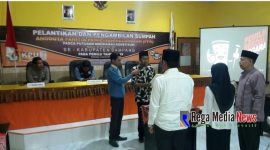 Ketua KPUD Sampang saat mengambil sumpah anggota PPK tambahan diaula KPUD Sampang.