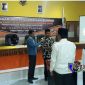 Ketua KPUD Sampang saat mengambil sumpah anggota PPK tambahan diaula KPUD Sampang.