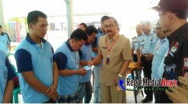 Pihak Dispendukcapil Sampang saat serahkan KTP elektronik ke warga binaan Lapas Kelas 2 Sampang disaksikan oleh Komisioner KPUD Sampang dan Bawaslu Sampang Senin,(21/01/19)