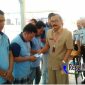 Pihak Dispendukcapil Sampang saat serahkan KTP elektronik ke warga binaan Lapas Kelas 2 Sampang disaksikan oleh Komisioner KPUD Sampang dan Bawaslu Sampang Senin,(21/01/19)