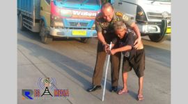 Komandan Kodim 0718/Pati Letnan Kolonel Arm Arief Darmawan saat membantu seorang kakek yang tengah menyebrang jalan.