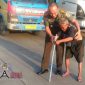Komandan Kodim 0718/Pati Letnan Kolonel Arm Arief Darmawan saat membantu seorang kakek yang tengah menyebrang jalan.