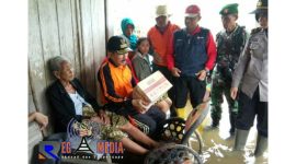 Bupati Pati (Haryanto) saat kunjungi dan beri bantuan langsung terhadap korban banjir.