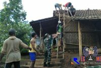 Tampak anggota Koramil 08/Cluwak kompak dengan warga memperbaiki rumah (Sumi) yang rusak akibat terkena hujan badai.