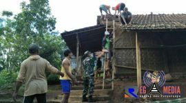Tampak anggota Koramil 08/Cluwak kompak dengan warga memperbaiki rumah (Sumi) yang rusak akibat terkena hujan badai.
