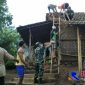 Tampak anggota Koramil 08/Cluwak kompak dengan warga memperbaiki rumah (Sumi) yang rusak akibat terkena hujan badai.