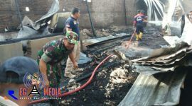 Tim pemadam kebakaran dibantu anggota TNI dan Polri saat terjadinya kebakaran gudang kapuk di Kayen, Pati.
