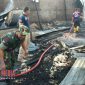 Tim pemadam kebakaran dibantu anggota TNI dan Polri saat terjadinya kebakaran gudang kapuk di Kayen, Pati.