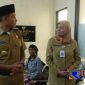 Wakil Bupati Sampang (H. Abdullah Hidayat) saat ditemui Direktur RSUD  dr. Mohammad Zyain (Titin Hamidah). 