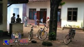 Petugas kesehatan saat melakukan fogging kerumah warga.