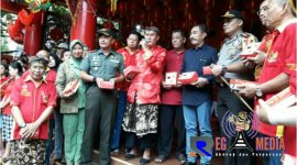 Pose bersama Forkopimda Pati saat pembagian 2000 kue keranjang di klenteng Hok Tik Hio.
